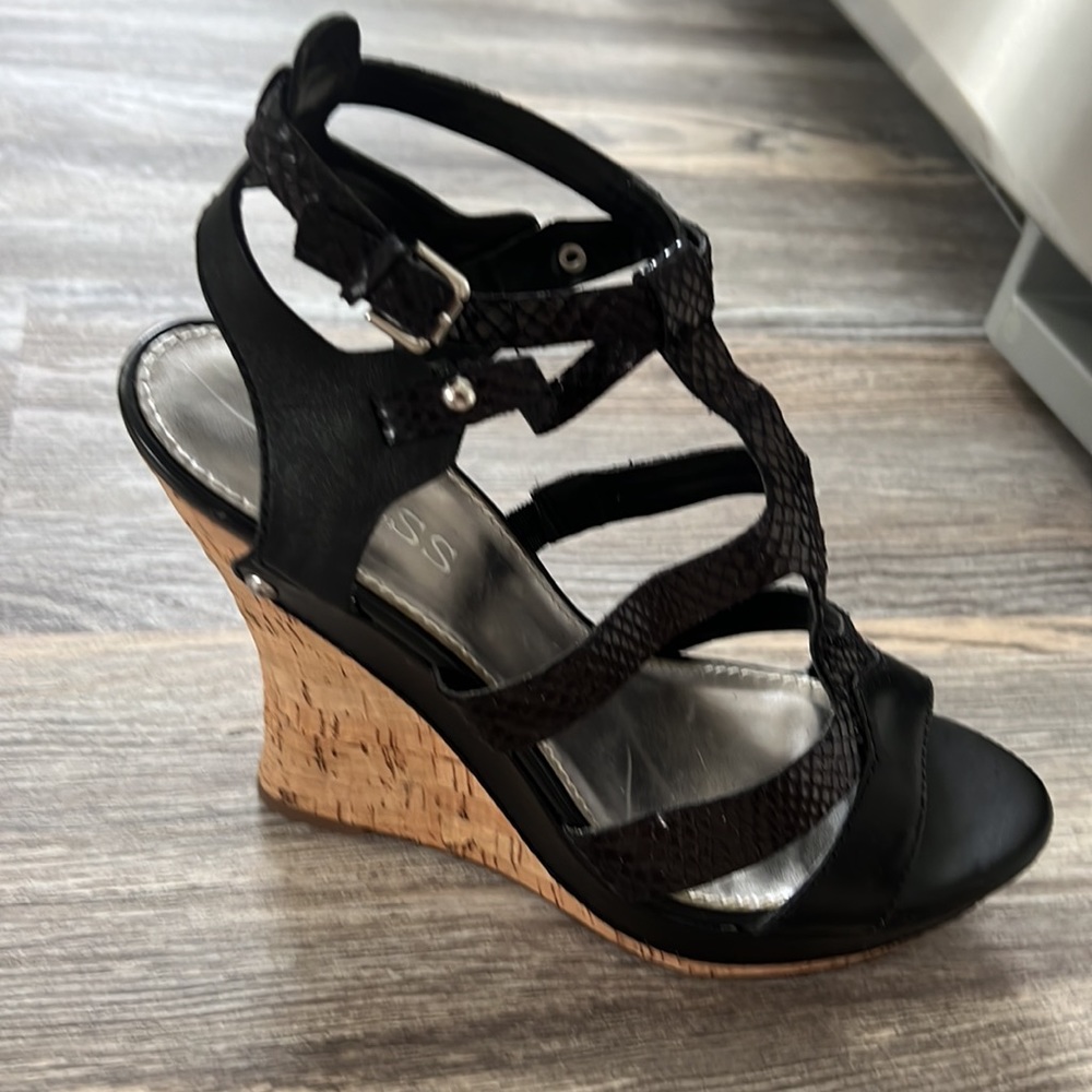 Black and wood colored wedge
